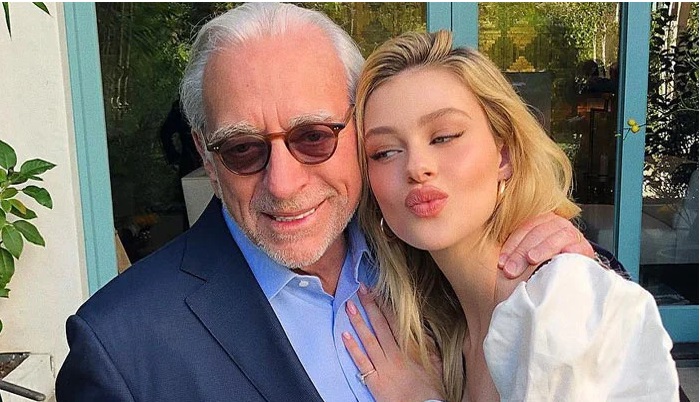 Nelson Peltz (kiri), ayah dari Nicola Peltz (kanan), yang merupakan besan dari Victoria Beckham.